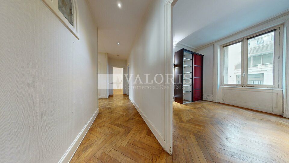 Valoris Real Estate vous propose à la location des bureaux au sein d'un immeuble d'exception d'une surface de 197 m². Ces bureaux en angle bénéficient de beaux volumes et d'un véritable cachet au coeur de Lyon 6ème arrondissement. 