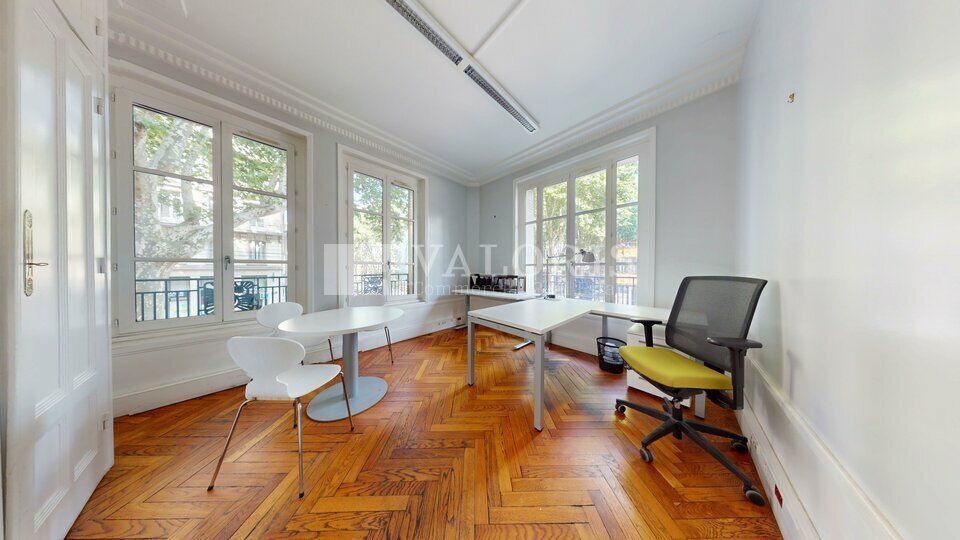 A louer, bureaux en rez-de-chaussée et étage idéalement situés au coeur du quartier Prefecture. L'immeuble est de style art déco, très bien entretenu et classé.