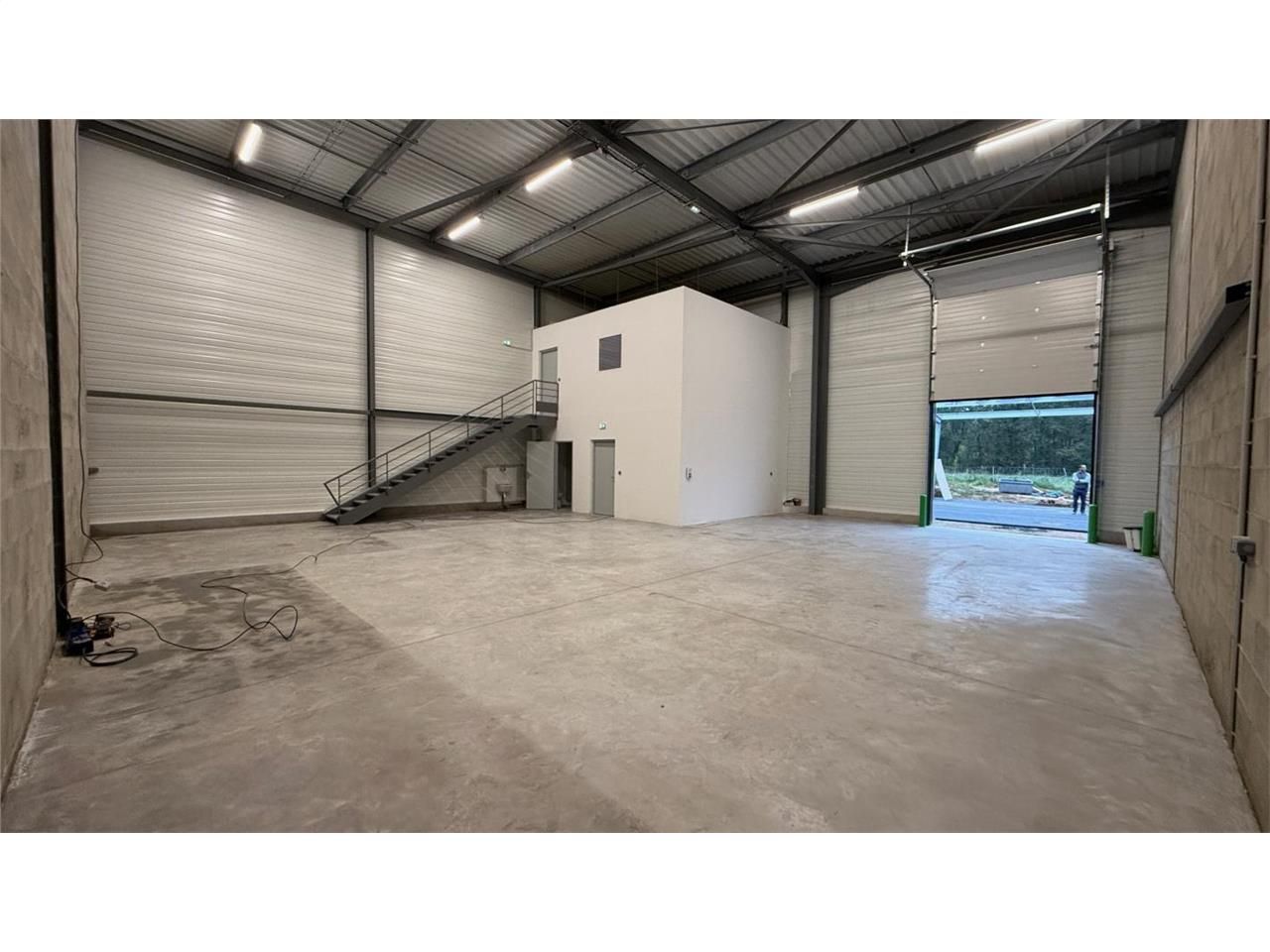 Location entrepôts 286 m² non divisibles