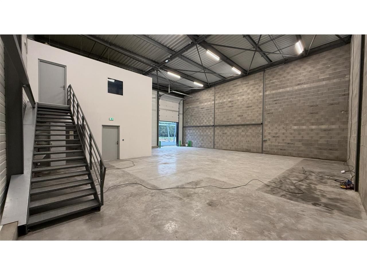 Location entrepôts 220 m² non divisibles