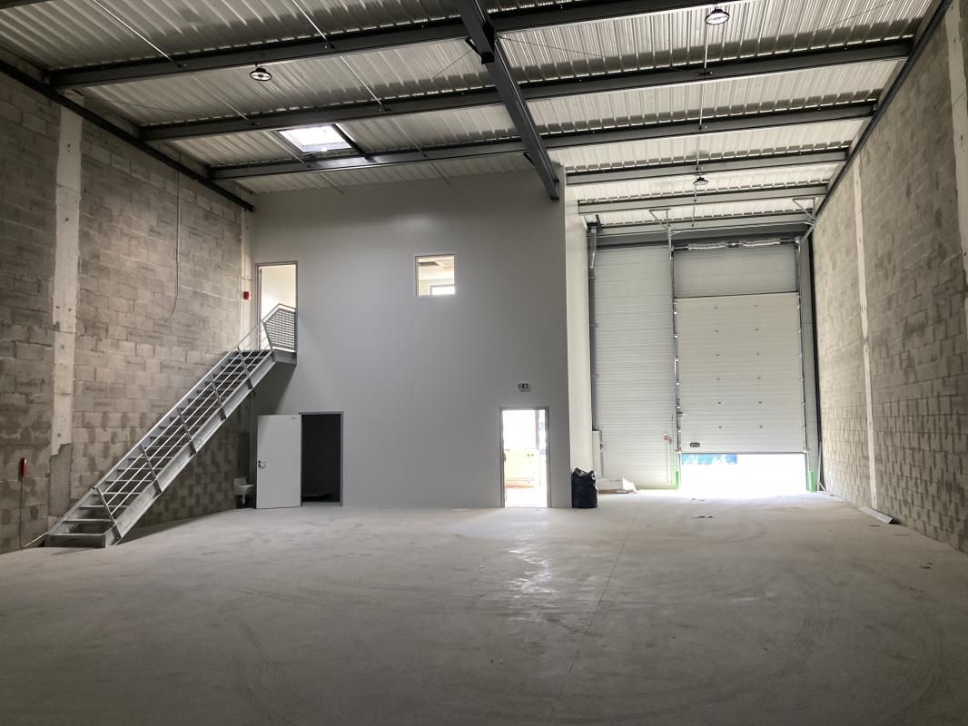 Location entrepôts 312 m² non divisibles