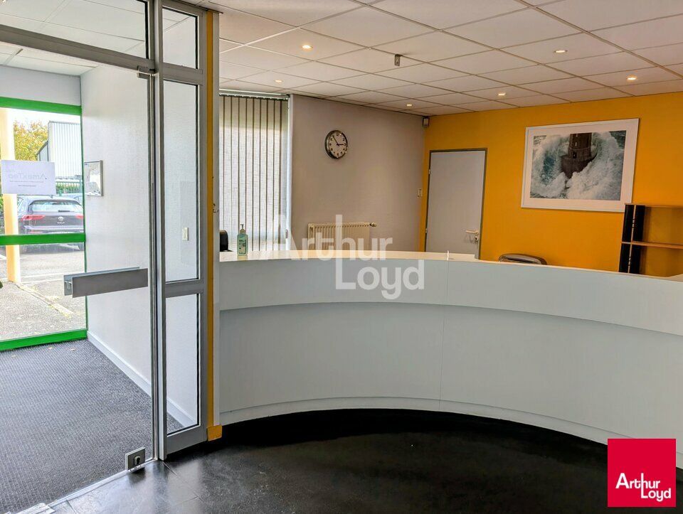 LA CHAPELLE DES FOUGERETZ - LOCAL D'ACTIVITE A VENDRE AVEC GRANDE SURFACE DE BUREAUX - 900 M²