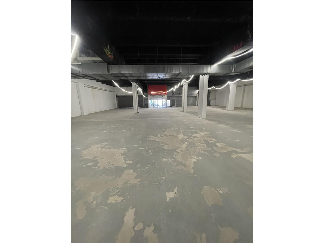 Location local commercial 675 m² à Asnières-sur-Seine