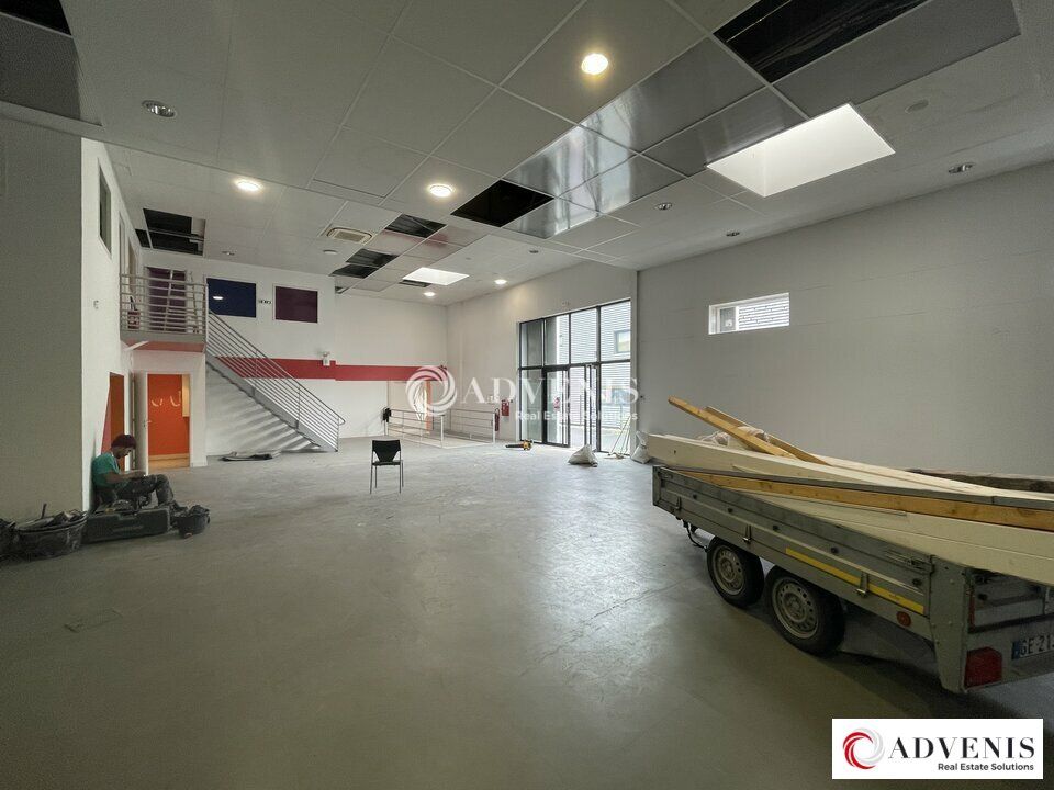 A LOUER - BATIMENT INDEPENDANT DE 924 M² ENVIRON - PROCHE AXES ROUTIERS / VISIBILITE COMMERCIALE 