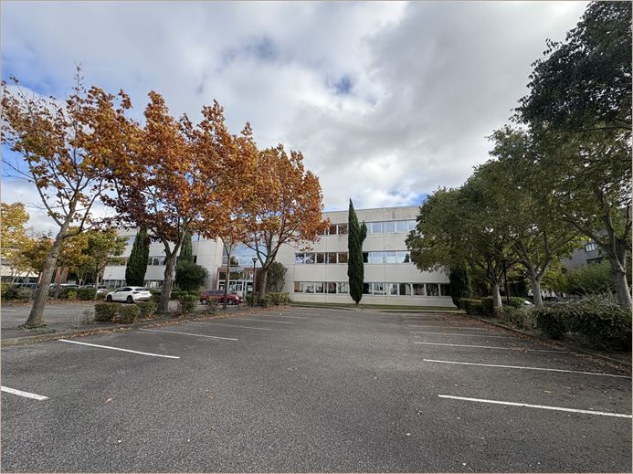 Location Bureaux récents 1626 m² non divisibles