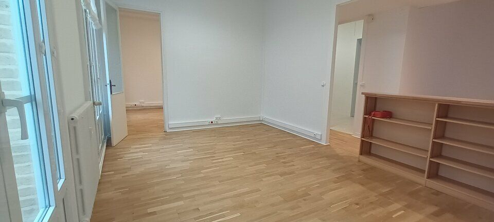 Dans bel immeuble de caractère, un plateau rénové à neuf.