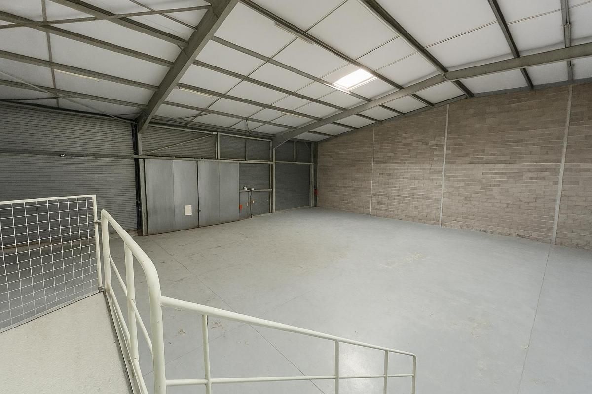 Location entrepôts 650 m² non divisibles