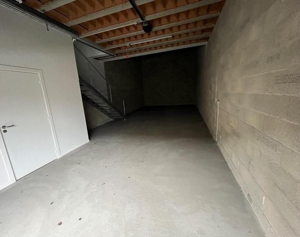 Location entrepôts 220 m² non divisibles