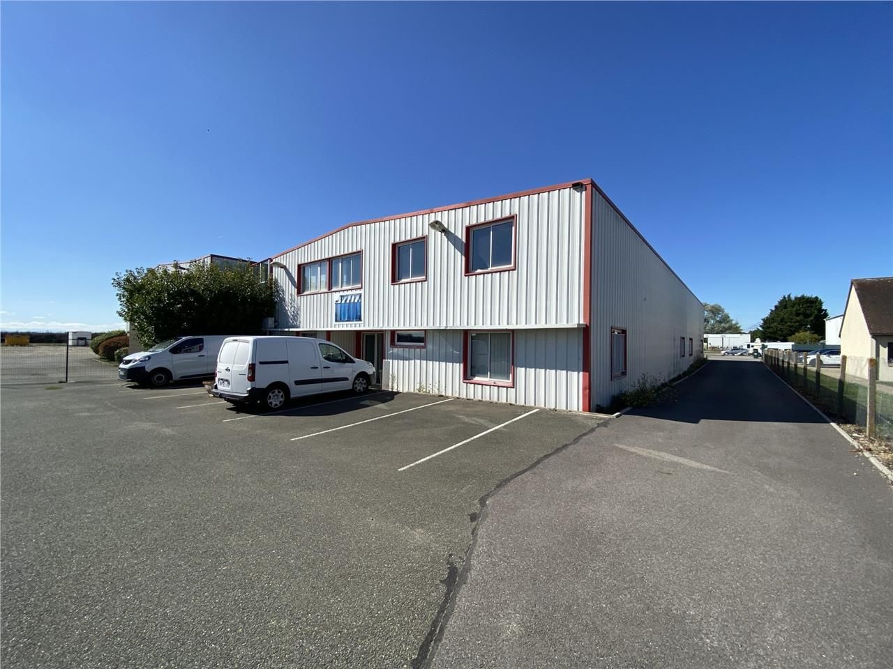 Vente local 730 m² à Abondant
