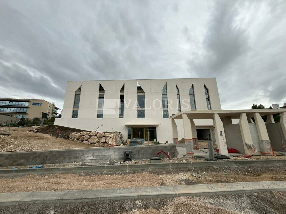 VALORIS MEDITERRANEE vous propose, à la location, les trois derniers plateaux de bureaux de 100m² chacun d'un immeuble neuf de très haut standing, sur les hauteurs de la Duranne avec une vue à 180 degrés sur la Sainte-Victoire. Bâtiment d'architecte.