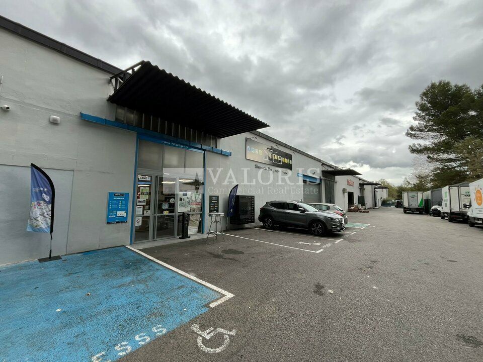 VALORIS MEDITERRANEE vous propose, à la location, un local d'activité de 370 m² au coeur de la ZI de Rousset, à proximité de toutes commodités et des grands axes autoroutiers A8/A52.