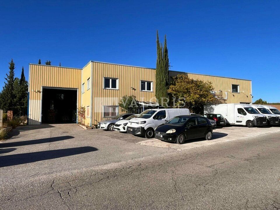 VALORIS MEDITERRANEE vous propose à la location un bâtiment indépendant situé au coeur de la zone de Velaux, au bord de l'A7 et à proximité de Vitrolles, Les Milles ou Salon.