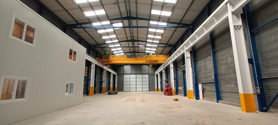 Bâtiment neuf sur grand terrain, à proximité immédiate des autoroutes.