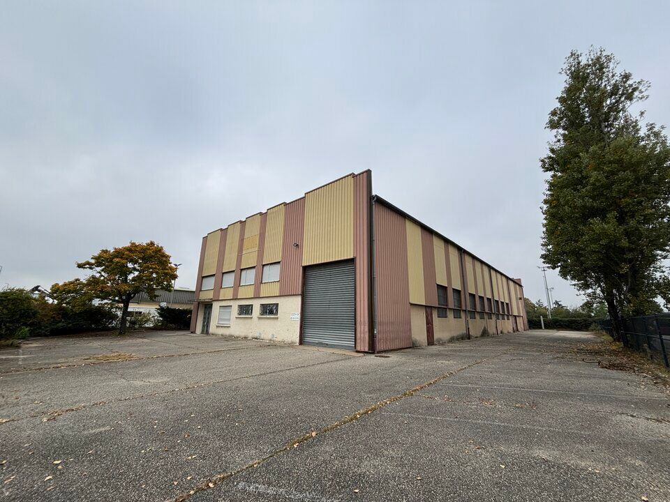 Location local d''activites 1350 m² non divisibles