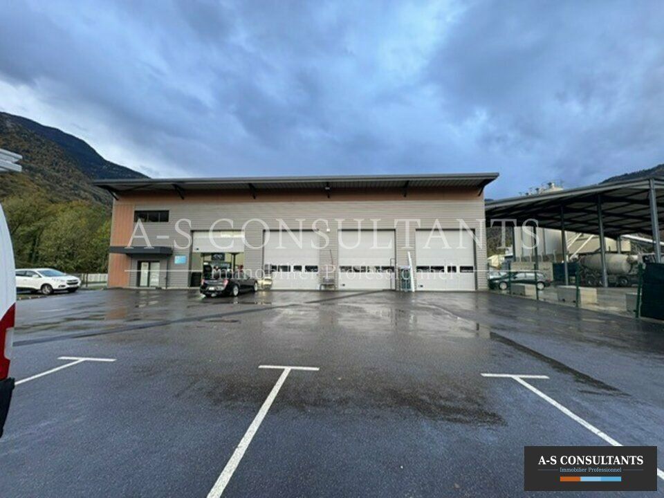 A LOUER LA BATHIE (73540) -  (sortie d'Albertville) - local divisible de 456 m² environ (mezzanine comprise) - bâtiment récent - pour activité artisanale - entrepôt - stockage -  parkings extérieurs, accès poids lourds.