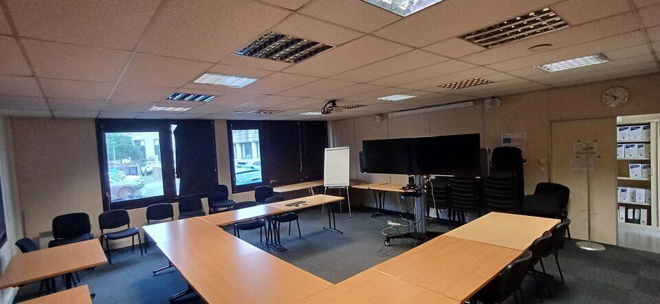 RARE - IMMEUBLE INDEPENDANT DE BUREAUX AVEC GARAGE ET PARKING.