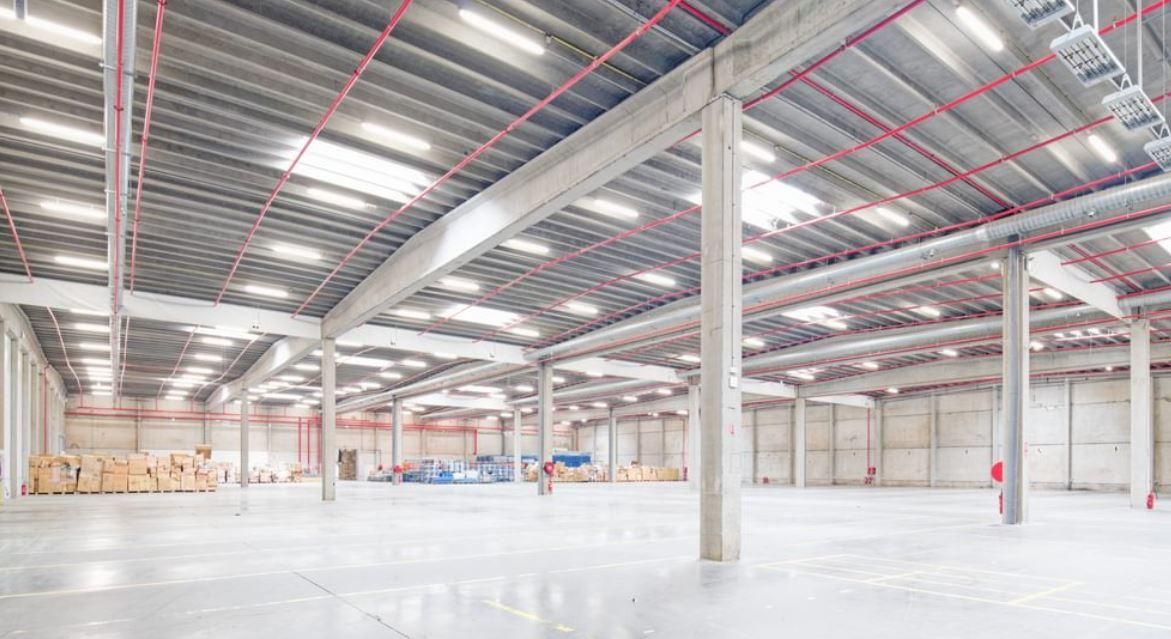 Location entrepôts 7528 m² non divisibles