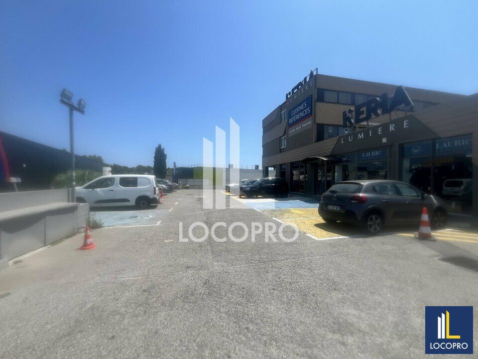 Location local commercial - 780 m²