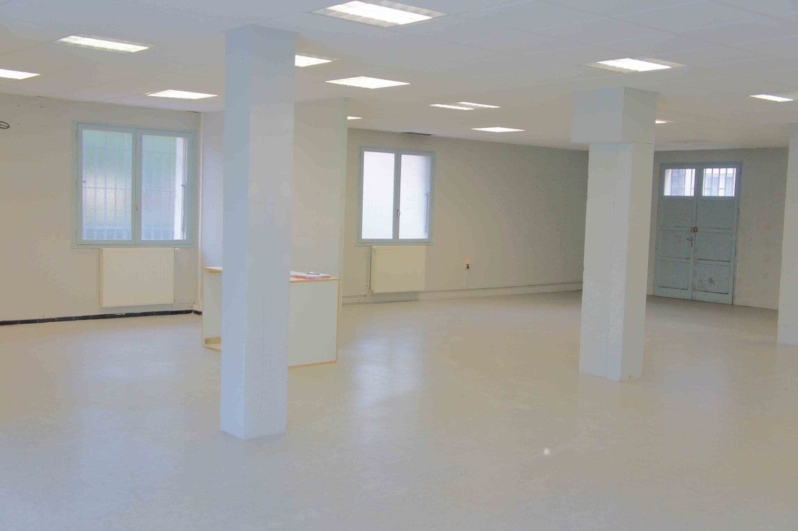 Location entrepôts 300 m² non divisibles