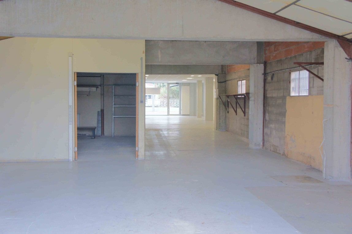 Location entrepôts 300 m² non divisibles