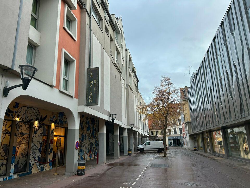 Location local commercial 1052 m² non divisibles