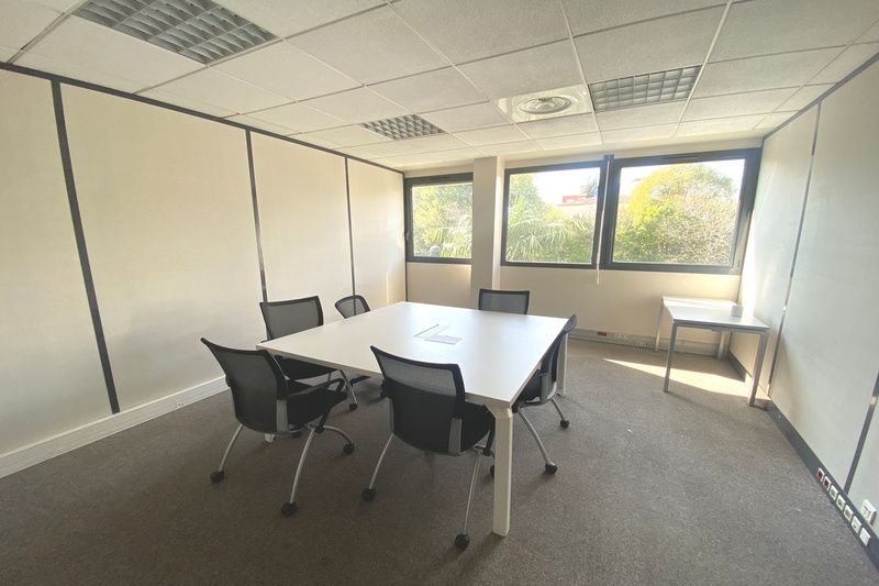 Plateaux de bureaux R + 1 disponibles à la location