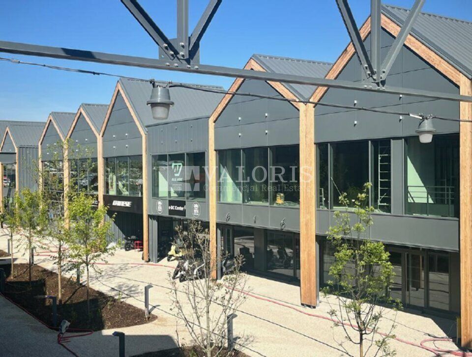 Location local commercial 443.84 m² non divisibles
