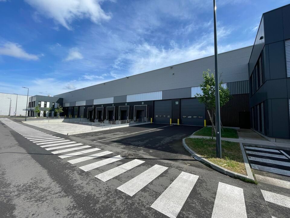 France Locaux vous propose des locaux d'activité et bureaux neufs au sein d'une zone d'activité sécurisé avec des aires de manoeuvre pour les poids et des parkings.