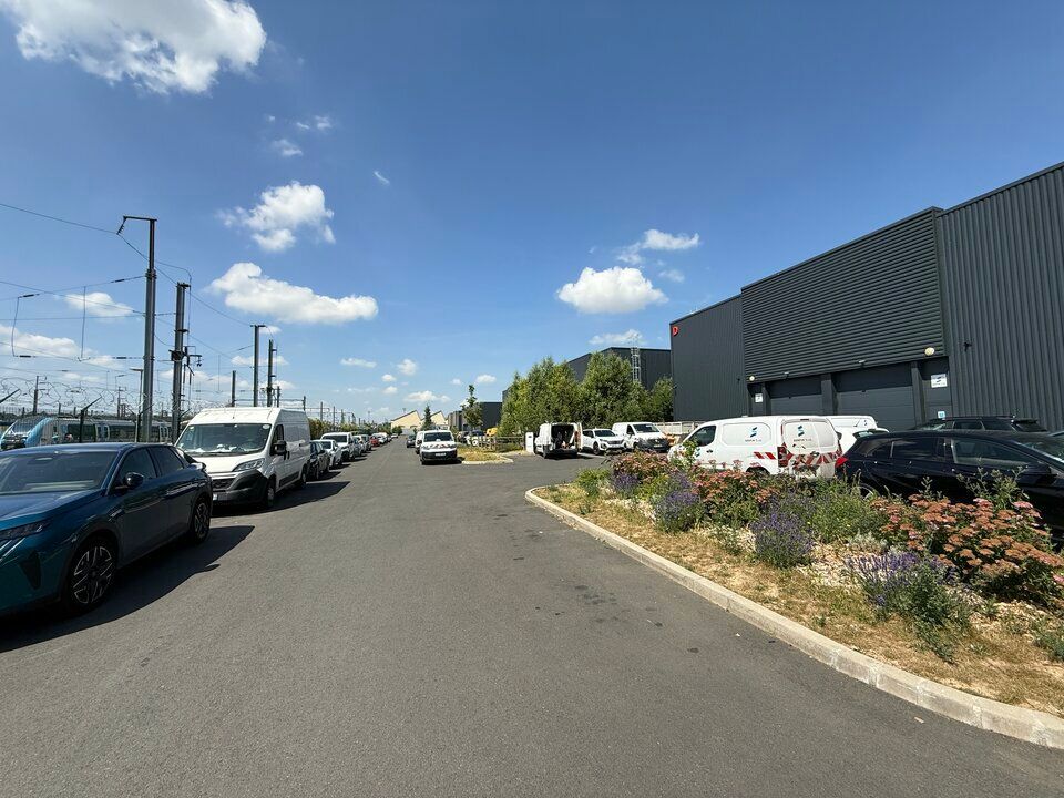 France Locaux vous propose un local d'activité avec bureaux avec forte visibilité à louer sur la Nationale 3.