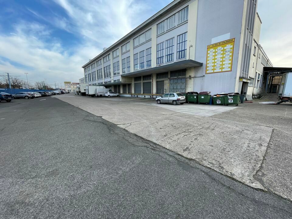 Location local d''activites 2433 m² divisibles à partir de 1208 m²