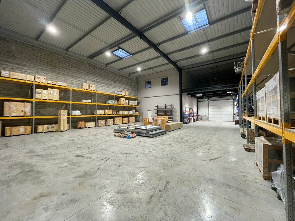 France Locaux vous propose des locaux d'activité avec bureaux d'accompagnement au sein d'une zone d'activité fermée et vidéosurveillée à proximité de l'A3 et d'une zone commerciale.