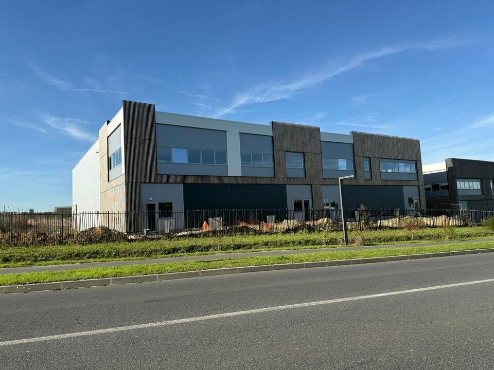 Location local d''activites 1756 m² divisibles à partir de 439 m²