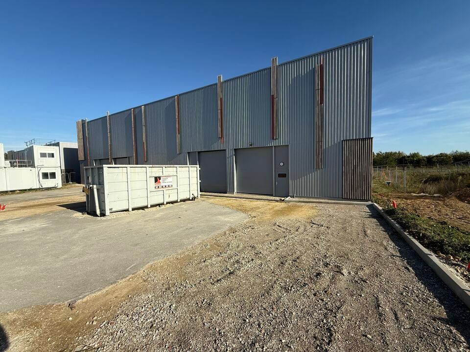 Au sein de la zone d'activité de la Butte aux berges à Louvres (95), France Locaux vous propose des locaux d'activité avec bureaux d'accompagnement modulables.