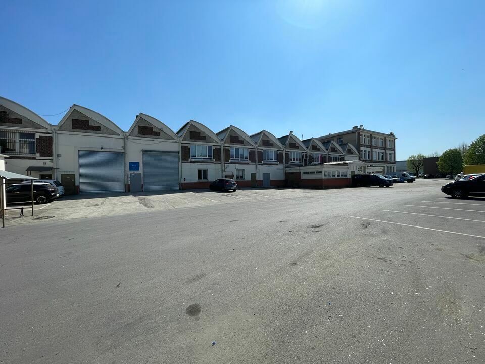 Au sein d'une zone d'activité gardiennée, France Locaux vous propose un local d'activité avec bureaux d'une superficie de 4100 m² divisible à partir de 2000 m²