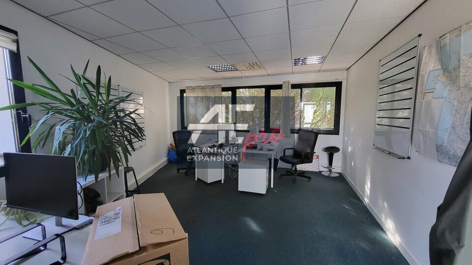A LOUER BUREAUX de 197 m² avec parking.