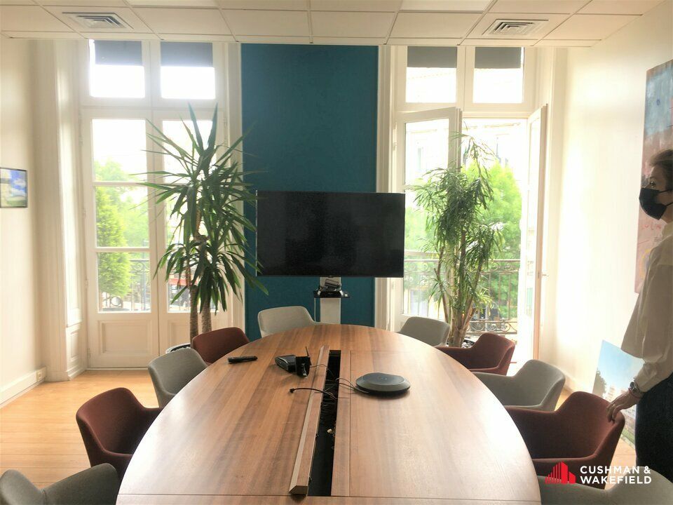 A Bordeaux centre  à la location un immeuble indépendant de 582 m² visibilité sur le Cours Georges Clémenceau