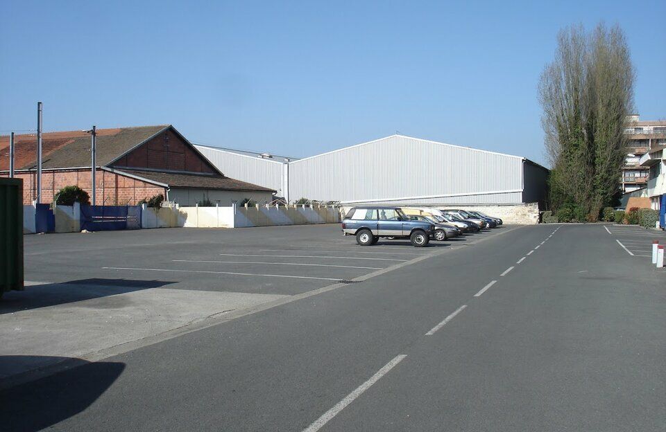 Location local d''activites 2216 m² non divisibles