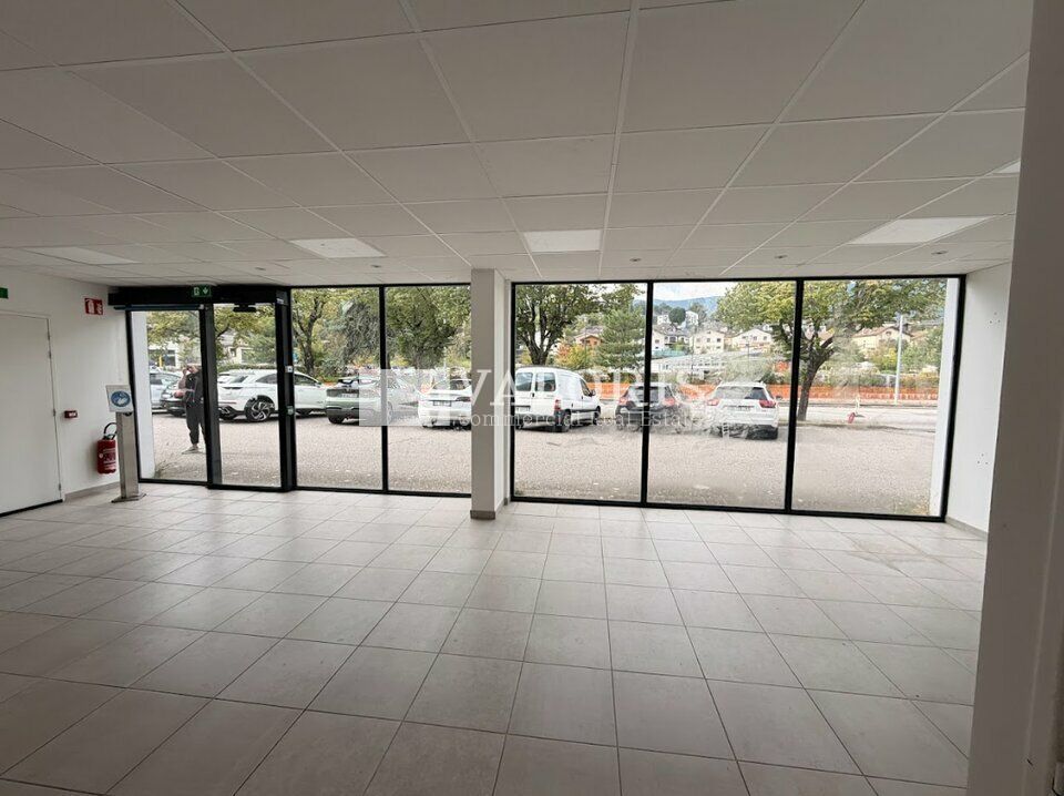 Valoris Real Estate vous propose à la location un local commercial d'une surface de 428.12 m² dans la zone de Bissy à Chambéry.