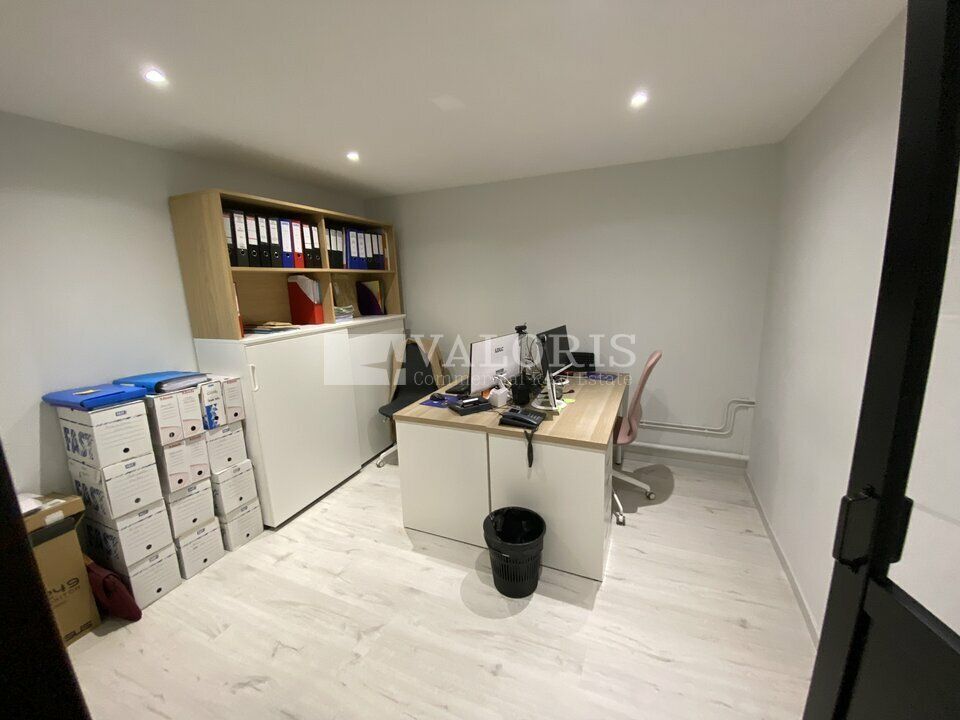 Valoris Real Estate vous propose à la vente un local commercial d'une surface de 62 m² en rez-de-chaussée dans le centre ville de Fontaines-sur-Saône.