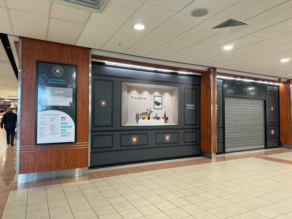 SAINT-CYR-SUR-LOIRE CENTRE COMMERCIAL COMMERCE A LOUER 100 M² ANGLE