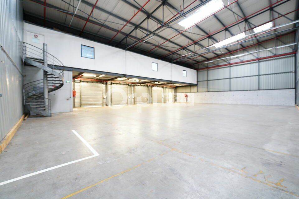 Location entrepot 556 m² non divisibles