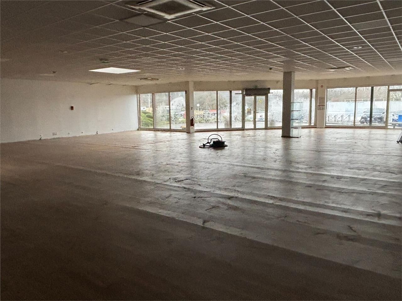 Location local 325.00 m² à FEYTIAT