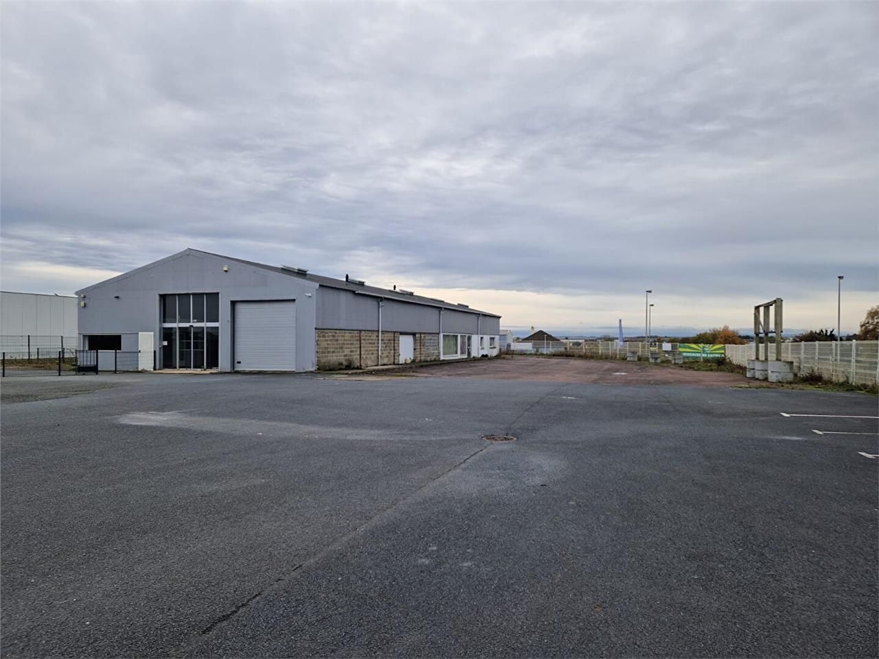 Location local 600.00 m² à CARPIQUET