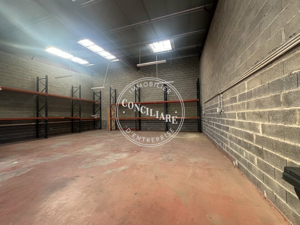 LOCATION ENTREPOT 250 M2 CUGNAUX. 