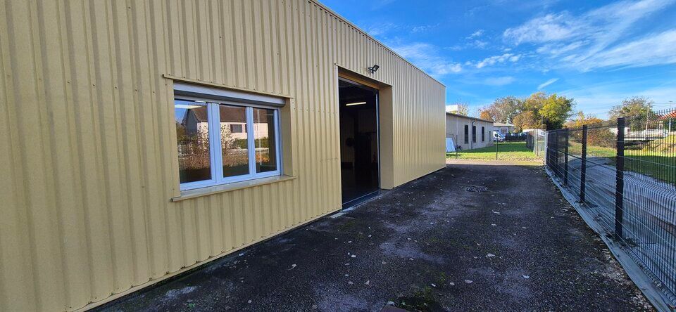 Location local d''activites 100 m² non divisibles