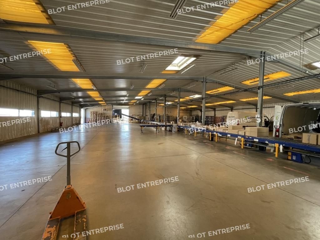 Location entrepôts 1350 m² non divisibles