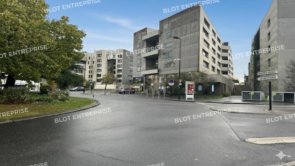 Location local commercial 300 m² non divisibles