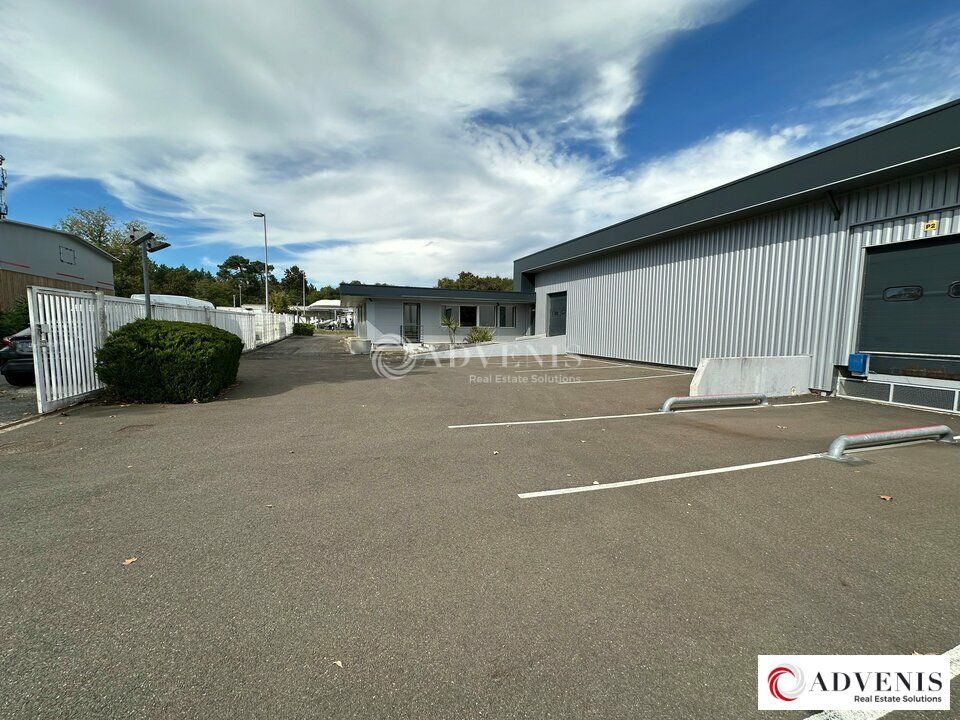 A VENDRE 1 614m²  sur un foncier de 5 000m²