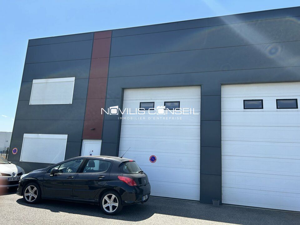 Location local d''activites 450 m² divisibles à partir de 225 m²
