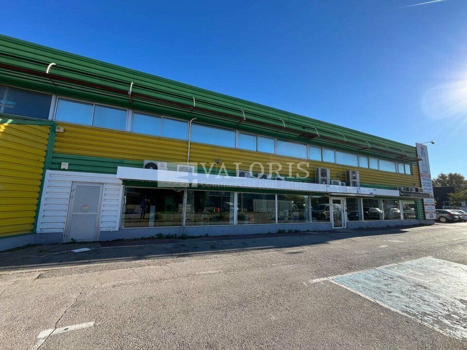 VALORIS MEDITERRANEE vous propose, à la location, 250 m² de bureaux en bon état situés au coeur de la ZAC des Paluns sur la commune de Marignane et à proximité directe de l'aéroport, de l'A7 ainsi que de la zone commerciale. 